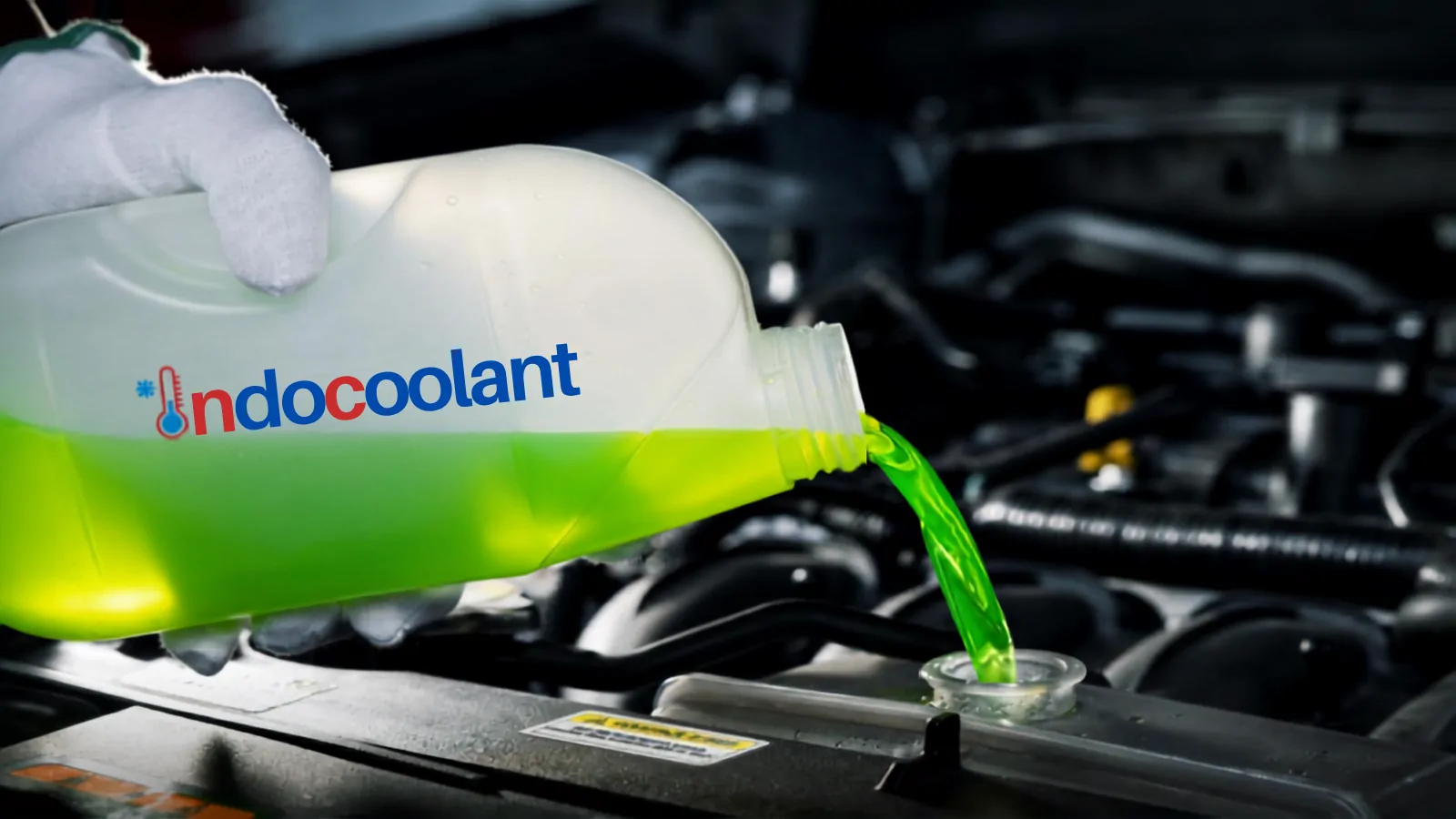 Coolant IndoCoolant berwarna hijau dituang langsung ke radiator mesin kendaraan