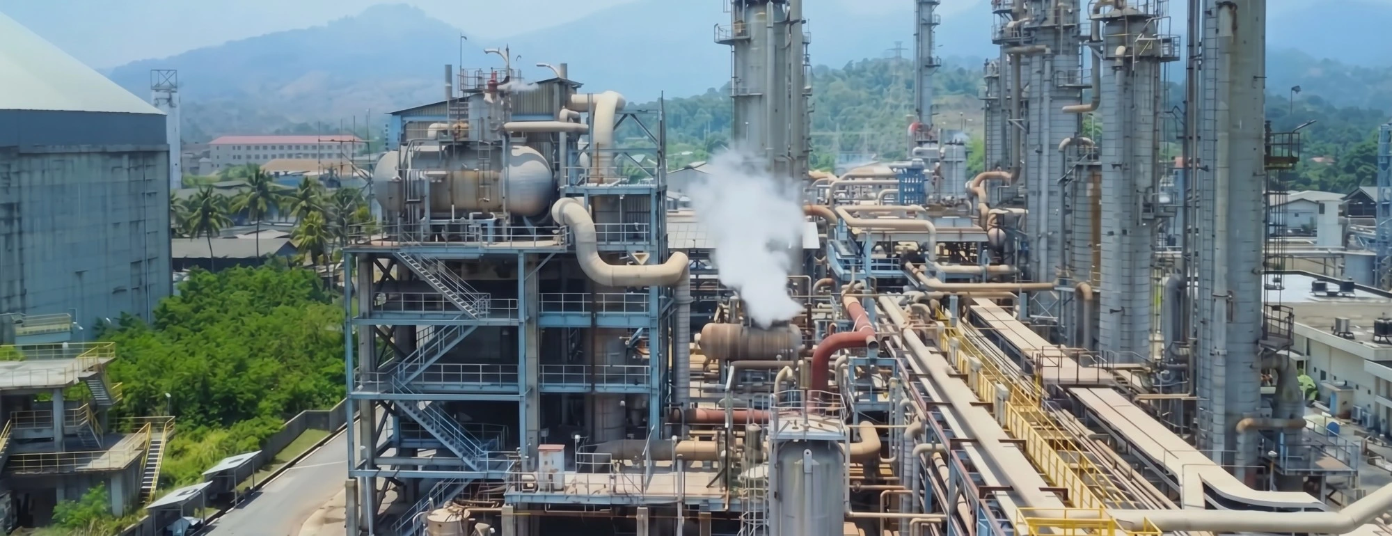 Fasilitas pabrik pendukung IndoCoolant: unit proses dan kolom distilasi pengolahan bahan baku coolant