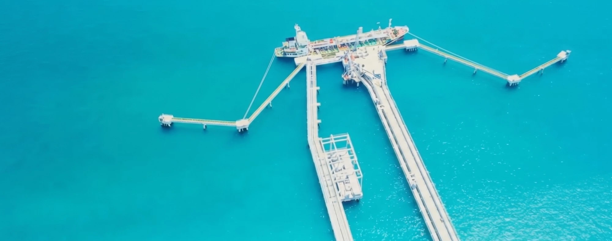 Fasilitas dermaga laut pabrik pendukung IndoCoolant, tempat kapal tanker memuat bahan baku coolant